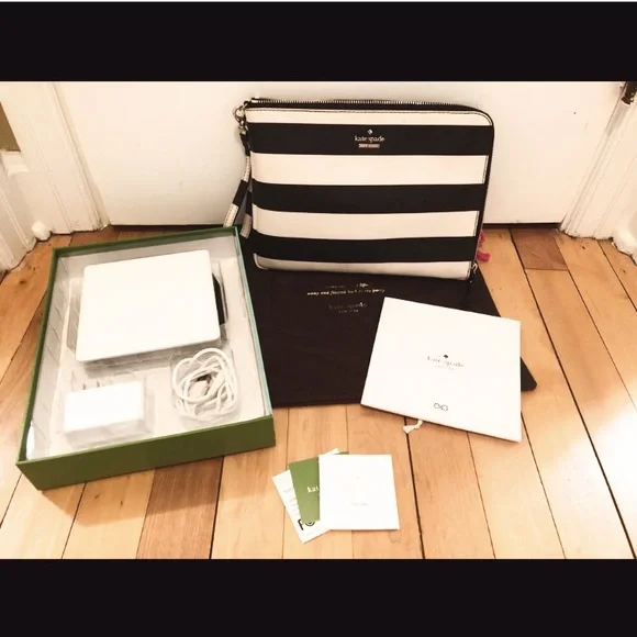 Kate Spade/Everpurse Phone Charging wristlet - Picture 3 of 9